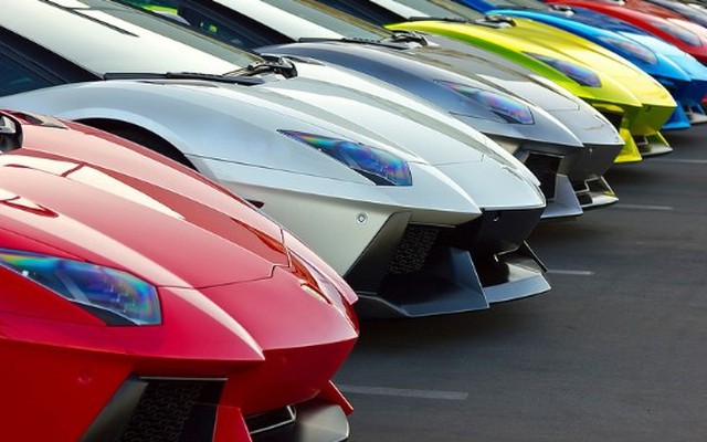 Choáng ngợp: Lamborghini khoe dàn "siêu xe"