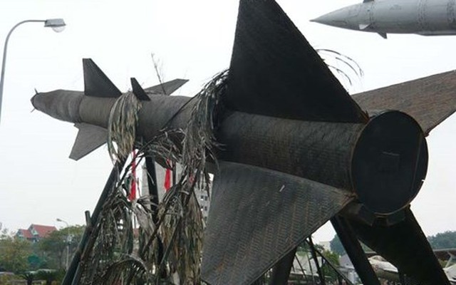 Trận đánh lạ thường ở VN: "Tóm cổ" F-105 bằng... tên lửa cót ép