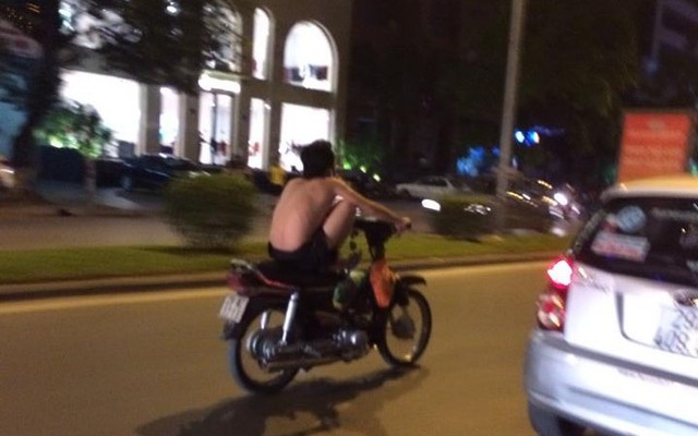 Xuất hiện "quái xế" cởi trần làm náo loạn đường phố Hà Nội