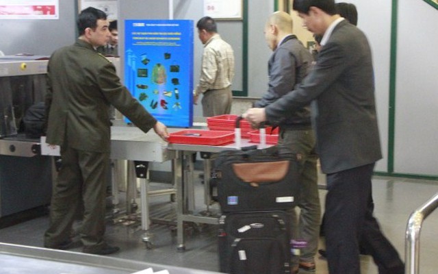 Hành khách cởi hết đồ để soi an ninh hàng không ở Nội Bài
