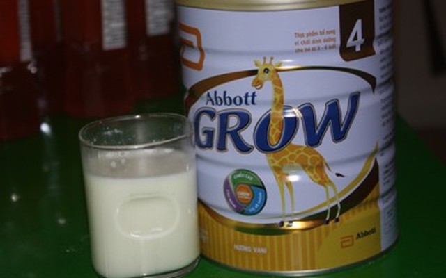Pha sữa Abbott, ngỡ ngàng thấy bị vón cục nâu