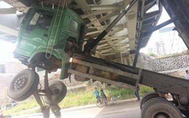 Quên hạ thùng, xe tải treo ngược trên cầu