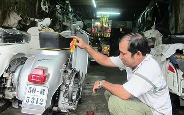 'Phù thủy' độ Vespa cổ