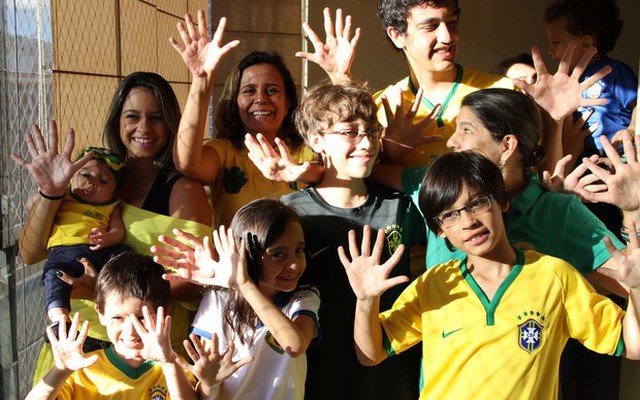 Nhóm dị nhân 6 ngón “xịn” cổ vũ Brazil