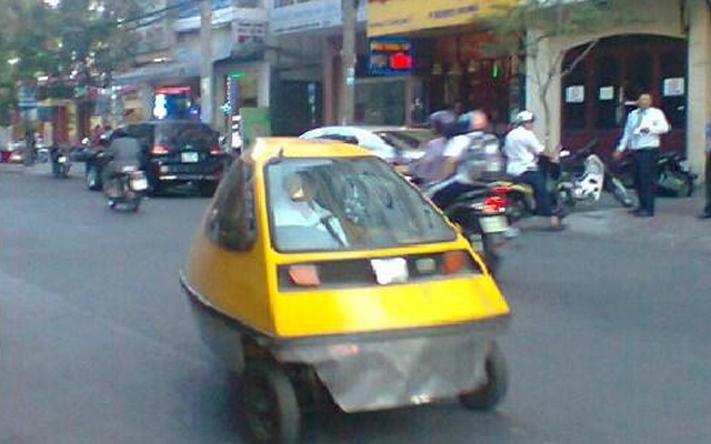 Xuất hiện chiếc xe có hình dáng lạ trên đường phố Sài Gòn