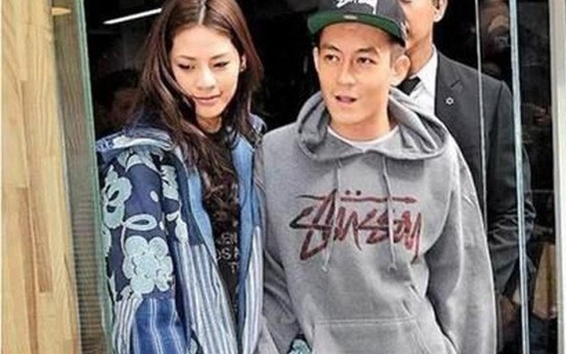 Trần Quán Hy và bạn gái mặc áo in chữ phản cảm
