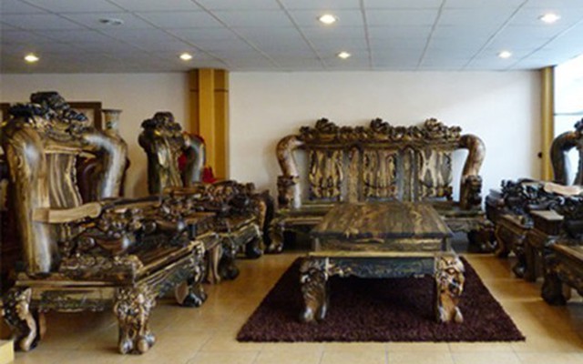 Bộ bàn ghế gỗ mun ngàn tuổi giá 1,5 tỷ đồng