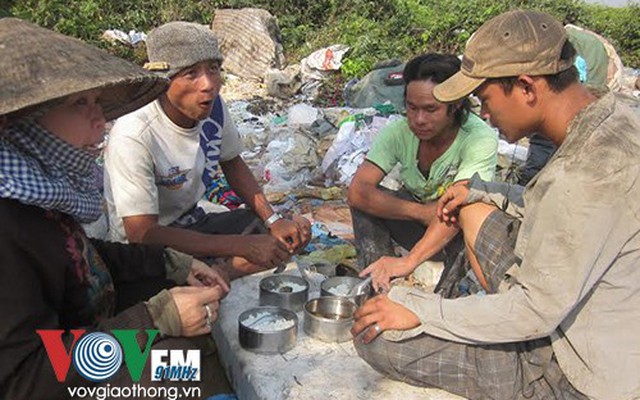 Những người cùng nhau ăn cơm giữa bốn bề là rác