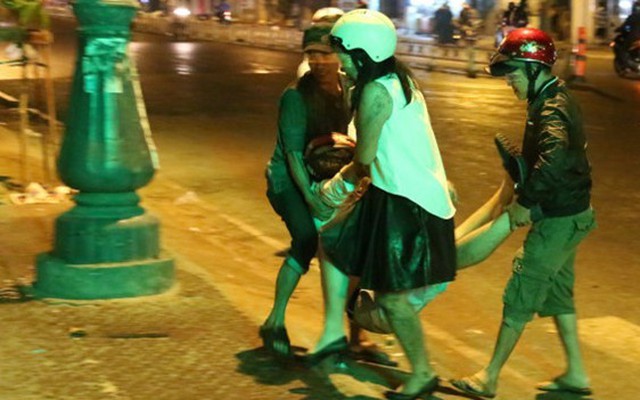 "Anh say, ai đưa anh về?"