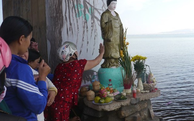 Bình Định: Người dân đổ xô cúng bái pho tượng lạ dưới gầm cầu