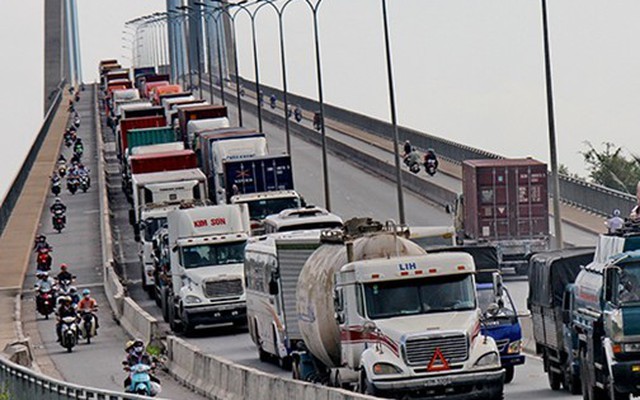 Cả trăm xe tải, xe container lại bị 'giam' trên cầu Phú Mỹ