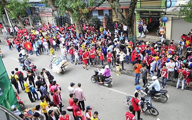 Fan Hà Nội đứng đông nghịt chờ cúp Champions League