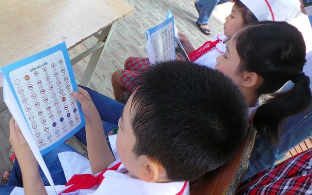 CSGT HN tặng 5.000 vở in hình tuyên truyền pháp luật cho học sinh