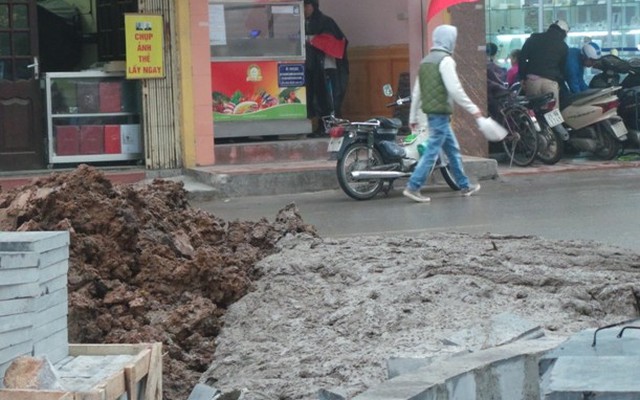 Hà Nội: Kẻ lạ đổ trộm hàng đống phế thải nhão nhoét giữa phố