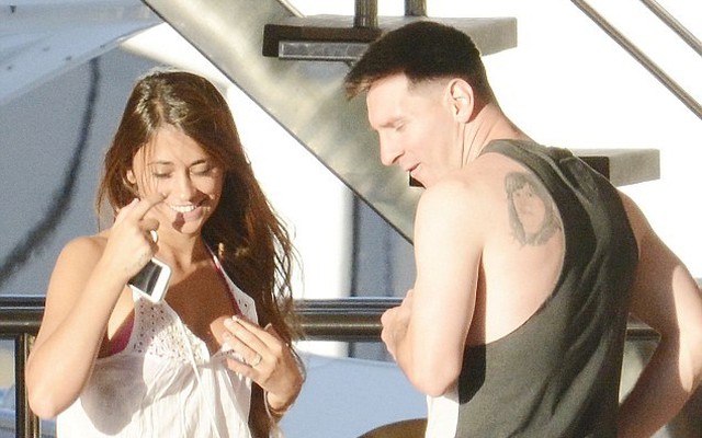 Bạn gái vén áo, Messi sững người nhìn trộm… vòng một