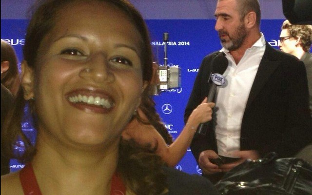 Góc AFF Cup: Nữ phóng viên xinh đẹp "cuồng" Man United