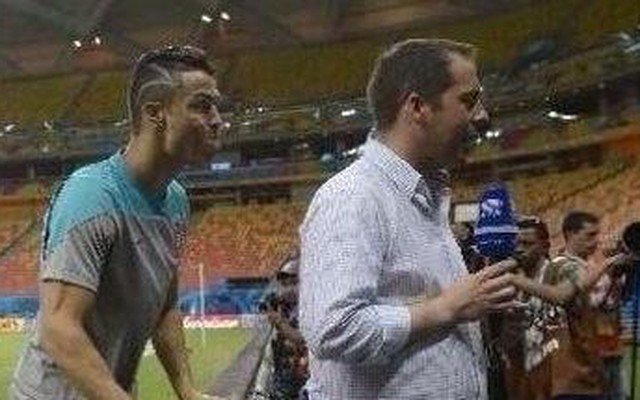 Cris Ronaldo bày trò "chơi khăm" phóng viên