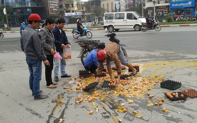 Người dân tranh thủ nhặt nhạnh khi xe chở trứng gặp nạn