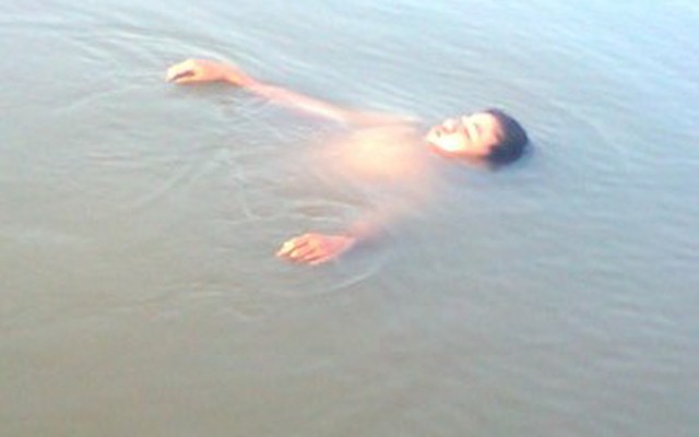 Cậu bé 15 tuổi hễ xuống nước là tự nổi lềnh bềnh
