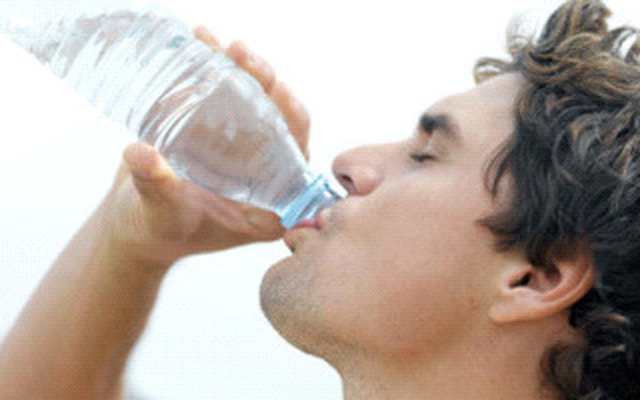 Uống nước không đúng cách gây cao huyết áp, rối loạn nhịp tim