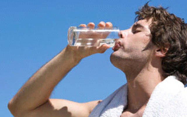 3 loại nước uống vào lúc thức dậy sẽ làm hại máu, tăng huyết áp