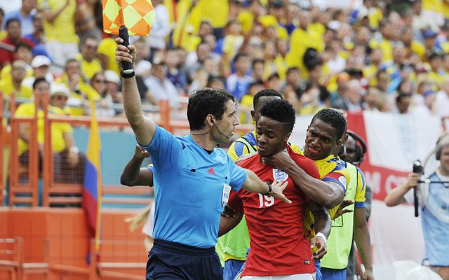 Sao Quỷ đỏ “tẩn” sao Liverpool, bạo lực tràn trận Anh vs Ecuador