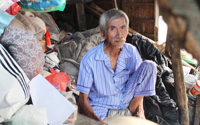 Cụ già 80 sống trong túp lều rách 2m2 ven sông nuôi con bị bệnh
