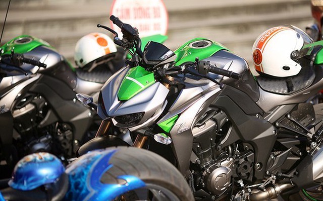 Kawasaki Z1000: Cầm trịch đoàn mô tô khủng "rồng rắn" đi rước dâu