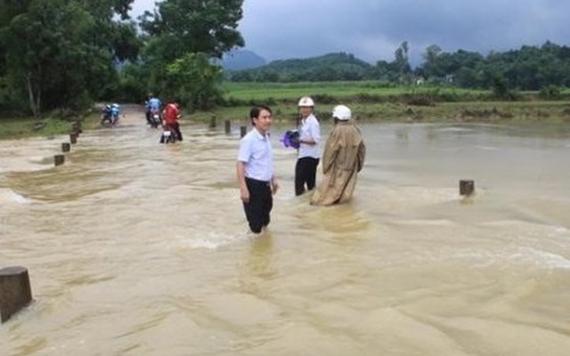 Cô gái trẻ quên mình cứu 2 em nhỏ