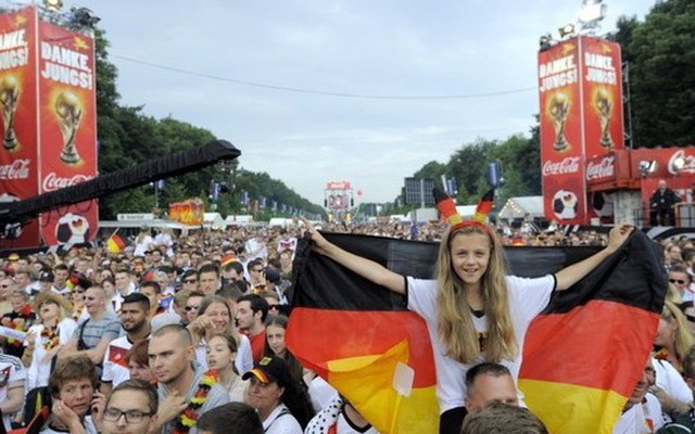 Đức: Biển người hò hét, vẫy chào những người anh hùng World Cup