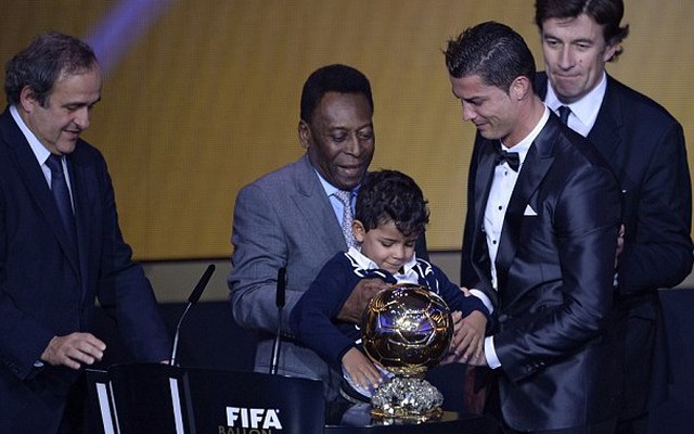 Cris Ronaldo đưa con trai lên nhận QBV FIFA 2013