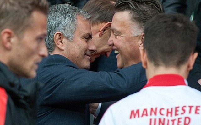 Bỏ qua vẻ lạnh lùng, Mourinho ôm chầm lấy thầy cũ Louis Van Gaal