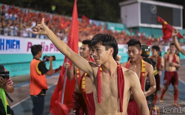 Tan trận, U19 Việt Nam cúi chào, cởi áo tặng fan