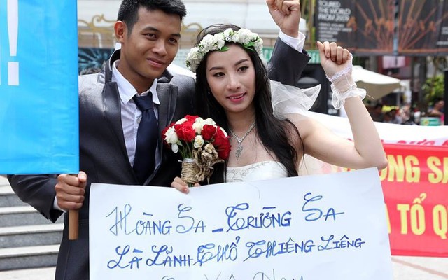 Đôi bạn trẻ dừng chụp ảnh cưới, tuần hành phản đối Trung Quốc