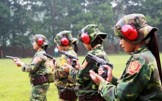 Các nữ xạ thủ quân đội Việt Nam trổ tài thiện xạ