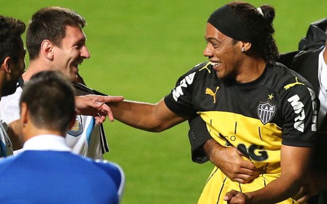 Ronaldinho "rởm" khiến Messi nghệt mặt