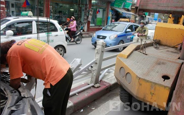 Hà Nội: Một phụ nữ lái xe ô tô “leo” lên dải phân cách