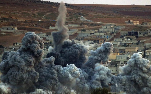 24h qua ảnh: Khói bụi cuồn cuộn ở Kobani sau đợt oanh tạc