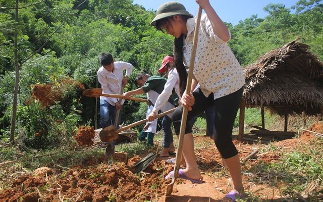 Trí Thức Trẻ và VINGROUP tặng 50 triệu xây nhà cho HS Tân Pheo