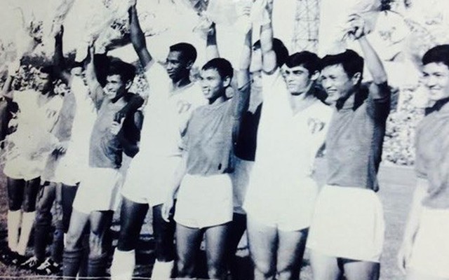 World Cup của Ba Đẻn: Tiệc bia, Pele và Garrincha