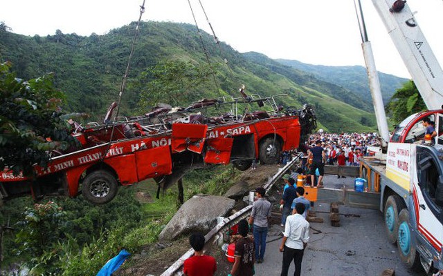 Vụ tai nạn ở Sa Pa: Đã kéo xe khách lên khỏi vực sâu