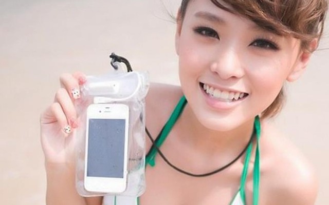 Hot girl tung tăng "dẫn" iPhone đi tắm biển