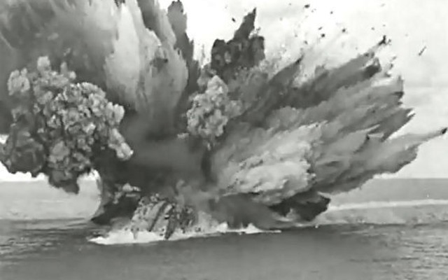 Khoảnh khắc kinh hoàng khi kho đạn của HMS Barham phát nổ