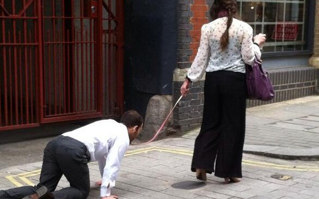 Video nóng: Người đàn ông bị dắt như chó trên phố Luân Đôn