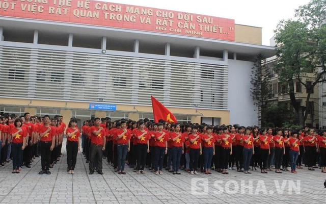 Minh Quân hướng dẫn 1000 sinh viên hát Quốc ca hùng tráng