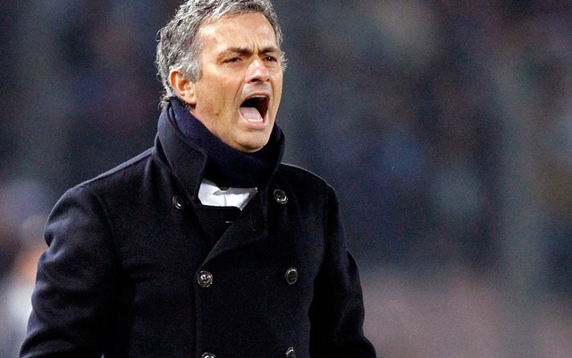 Mourinho bị NHM lạ mặt chặn đường, đuổi khỏi Chelsea
