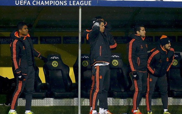 Dortmund bỏ lỡ không tưởng, Cris Ronaldo chửi thề bên đường biên