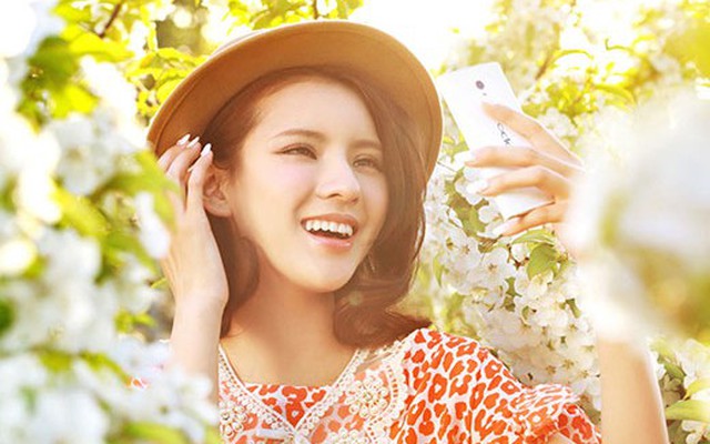 Oppo Find 7 đón nắng trên tay mỹ nhân xinh đẹp