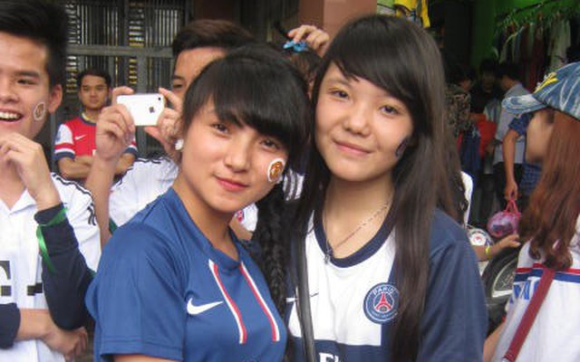 Fan nữ Việt xinh như mộng chào cúp Champions League