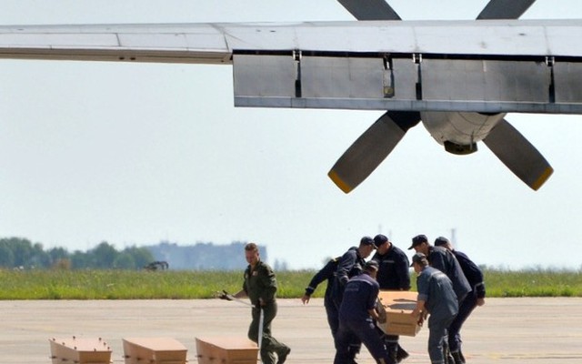 24h qua ảnh: Giờ phút thi thể nạn nhân MH17 rời khỏi Ukraine